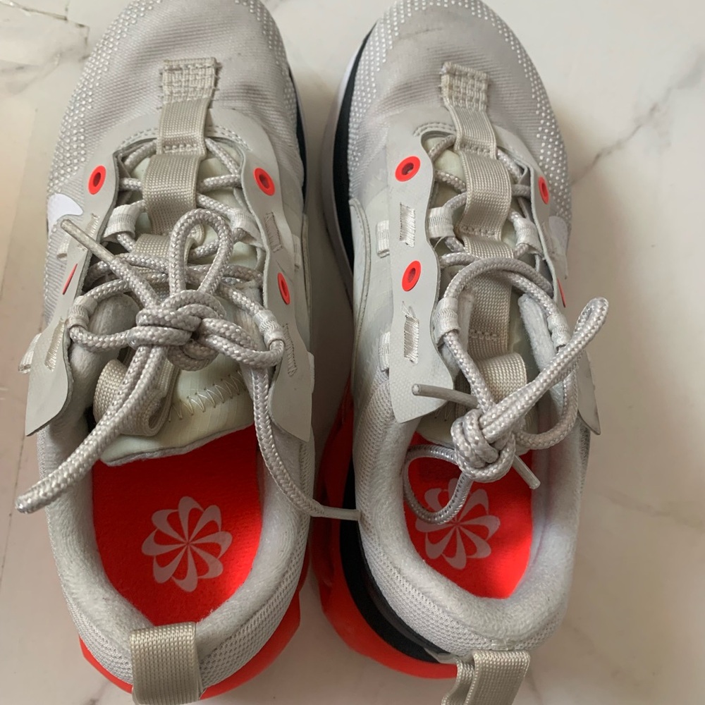 Nike Air Max Sneakers 2021 - Picture 2 of 4